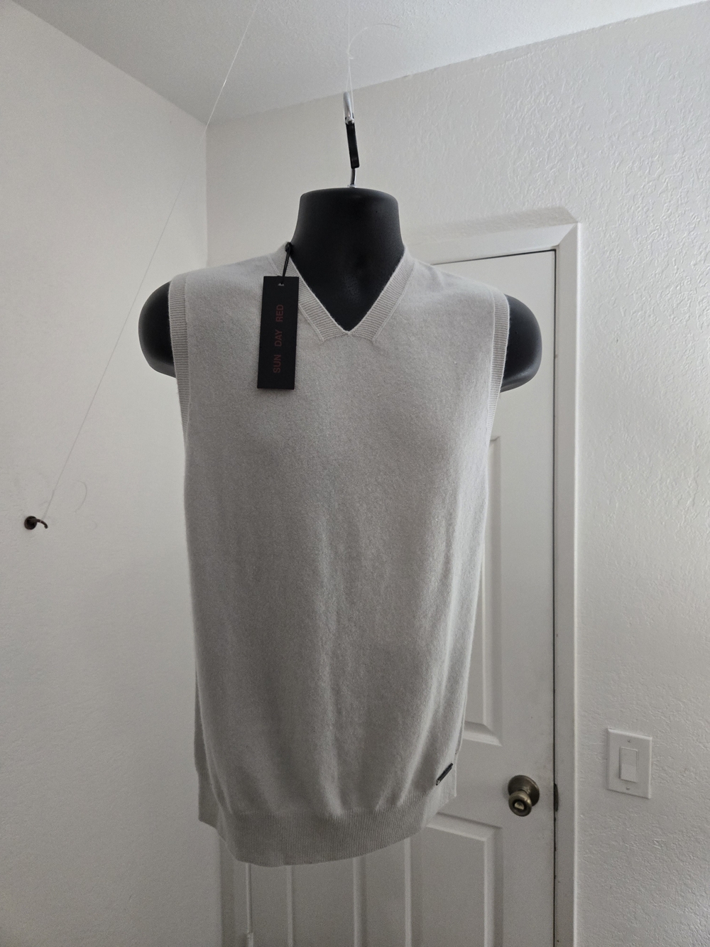 Sun Day Red 3D Tour Cashmere Vest – Moon – Small